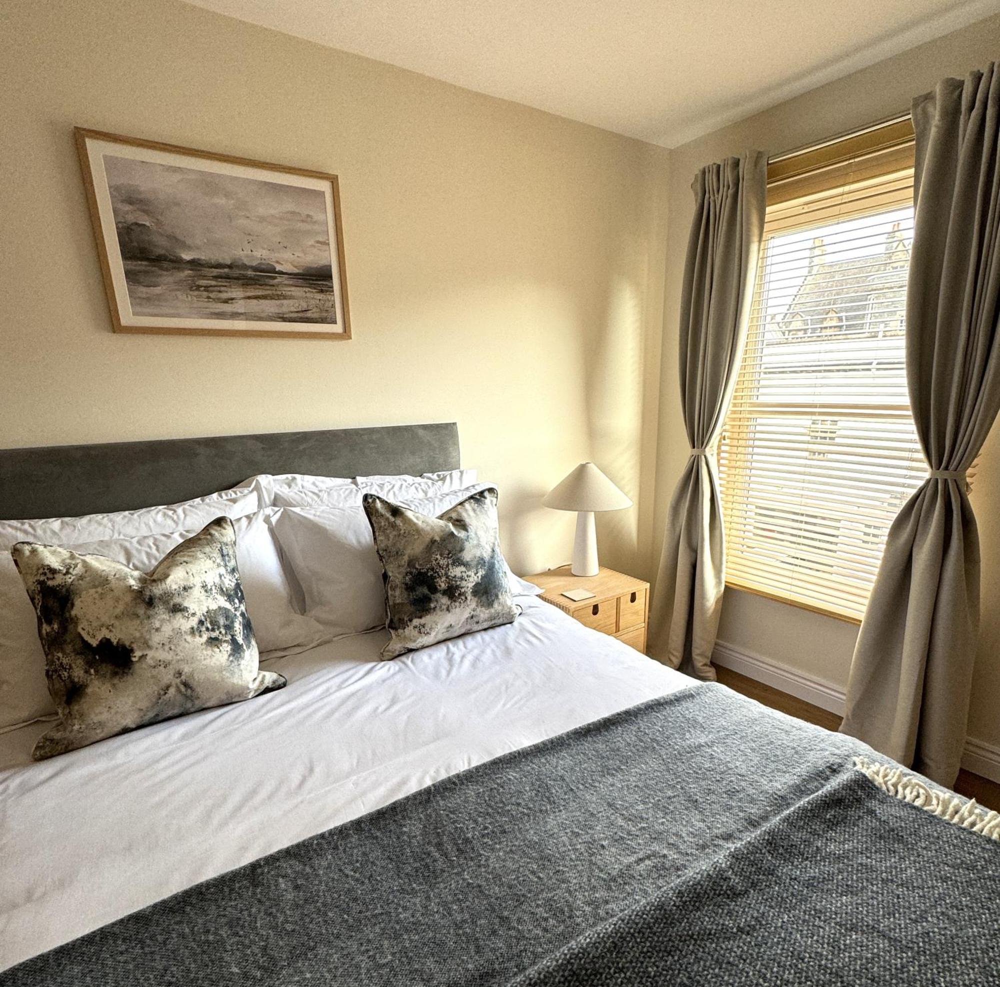 Island View - Spacious Two Bedroom With Sea Views *