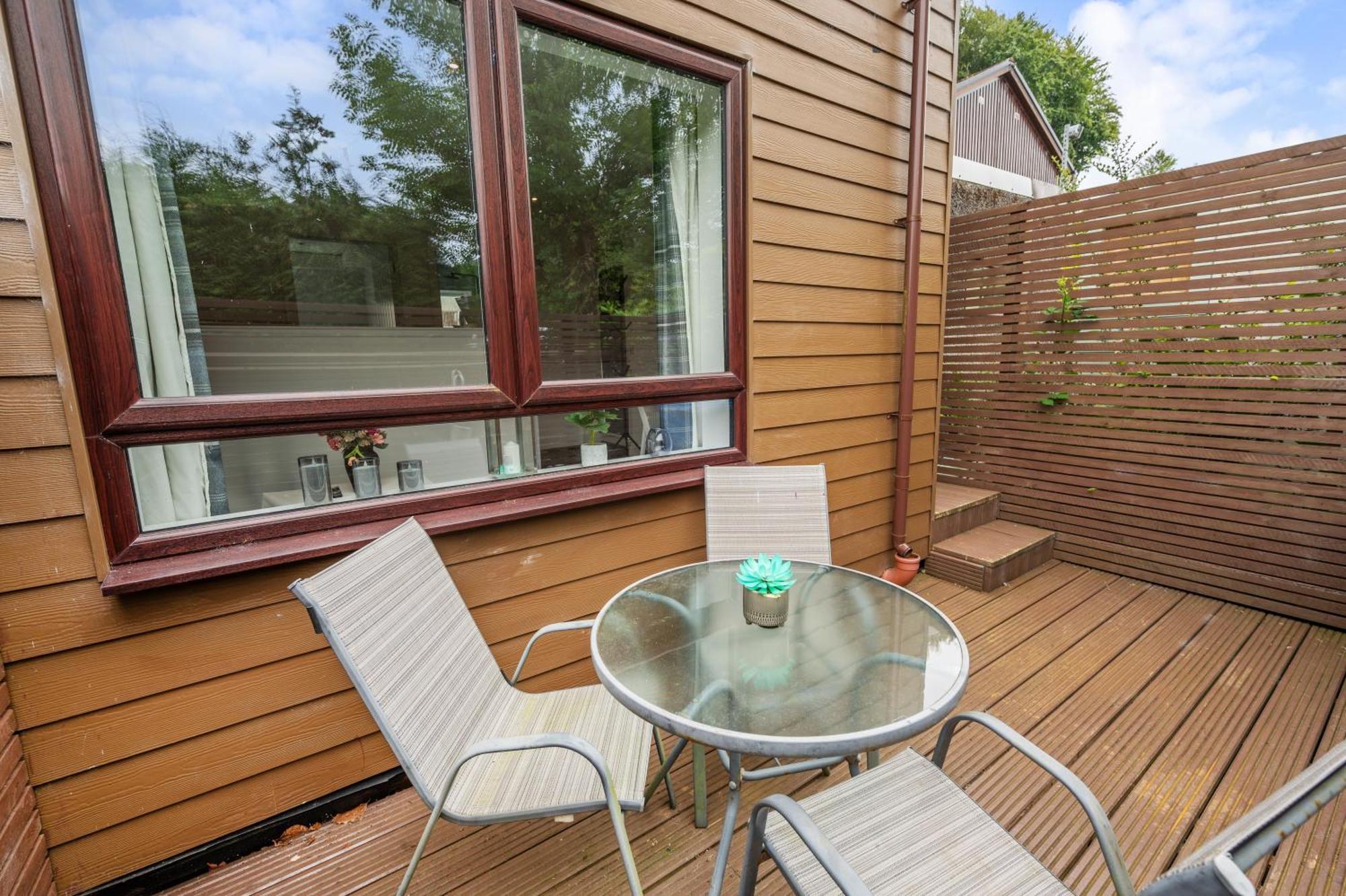 Beautiful 1 Bedroom With Private Patio And Free Parking Apartment *