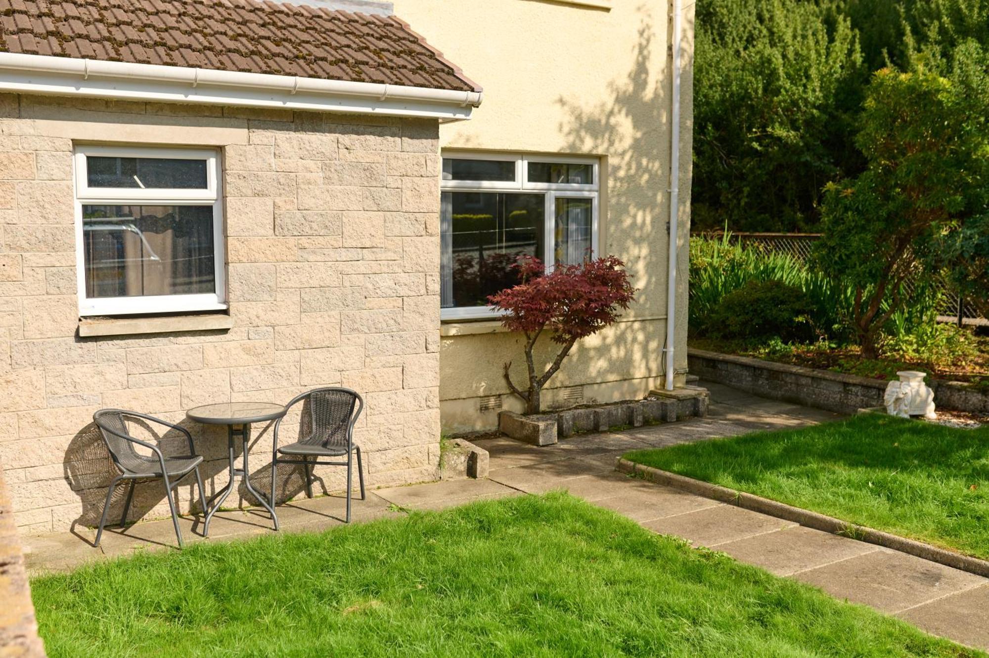 Charming 2bd House - Parking & Garden In