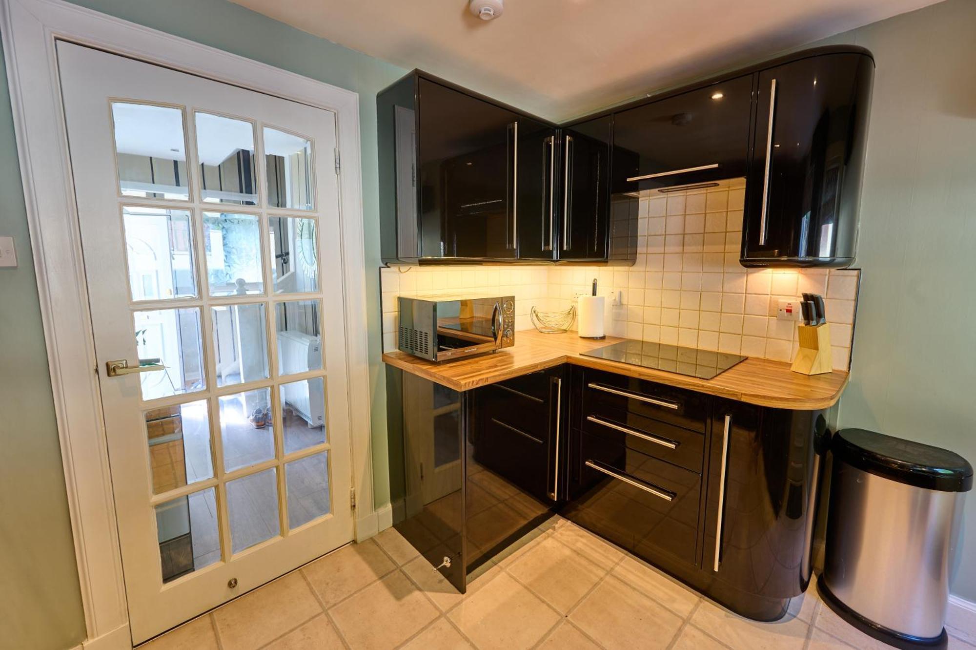 Charming 2bd House - Parking & Garden In