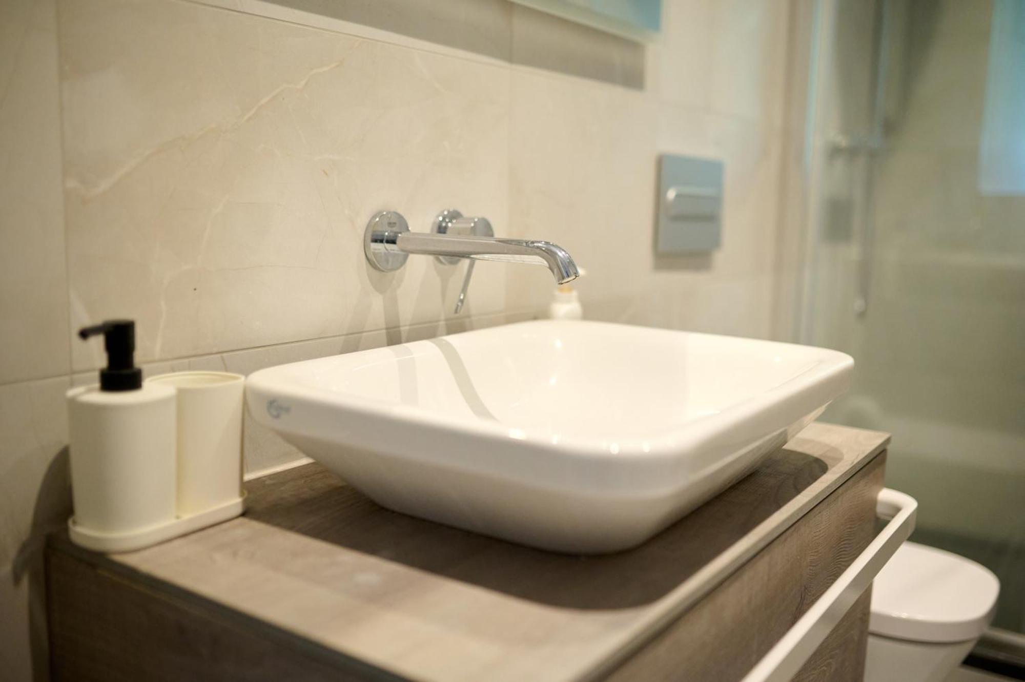 Newly Renovated 2br In - Walk To Waterfront *