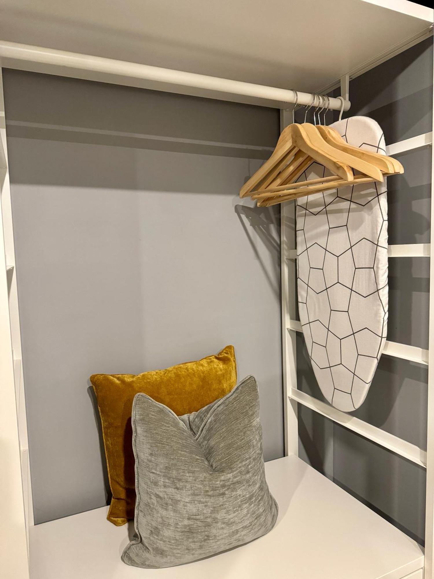 Holly - 2 X Kingsize Bedrooms With Private Entrance And Free Parking-new Shower Apartment