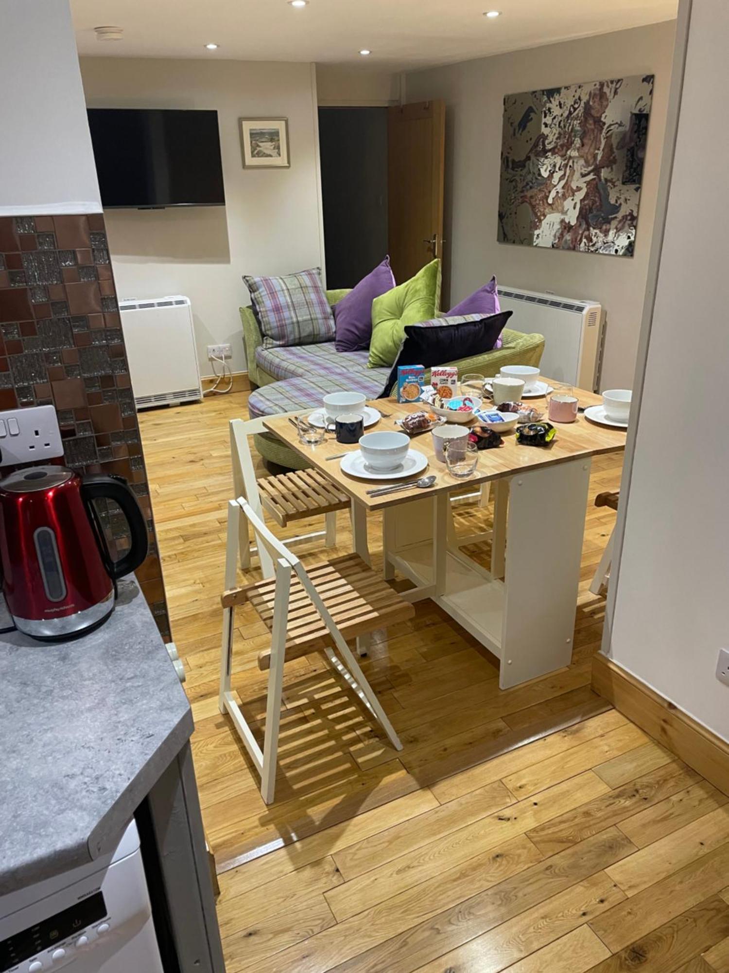 The Mews 2 Bedroom With Private Parking Apartment *