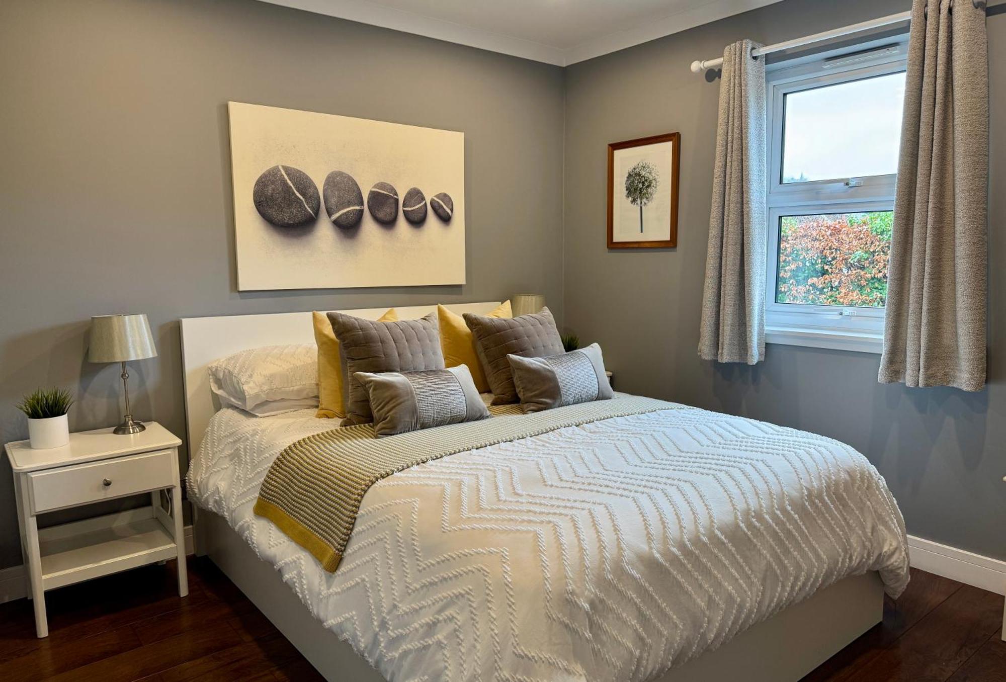 Holly - 2 X Kingsize Bedrooms With Private Entrance And Free Parking-new Shower Apartment