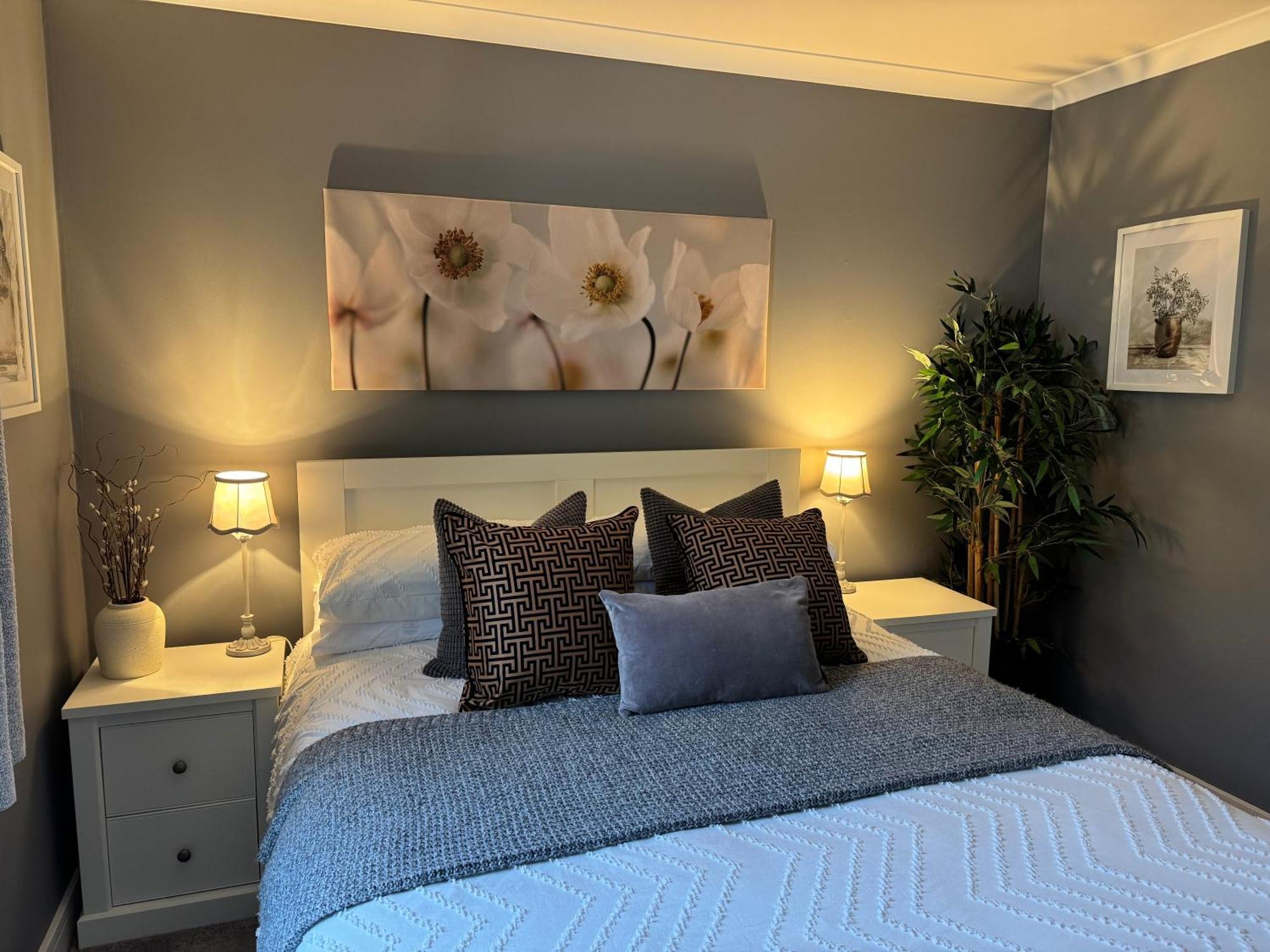 Holly - 2 X Kingsize Bedrooms With Private Entrance And Free Parking-new Shower Apartment *