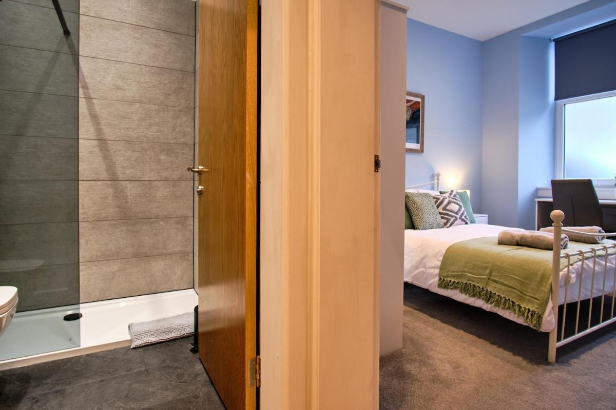 2 Bedroom, Newly-renovated, Comfortable Town Centre Apartment! *