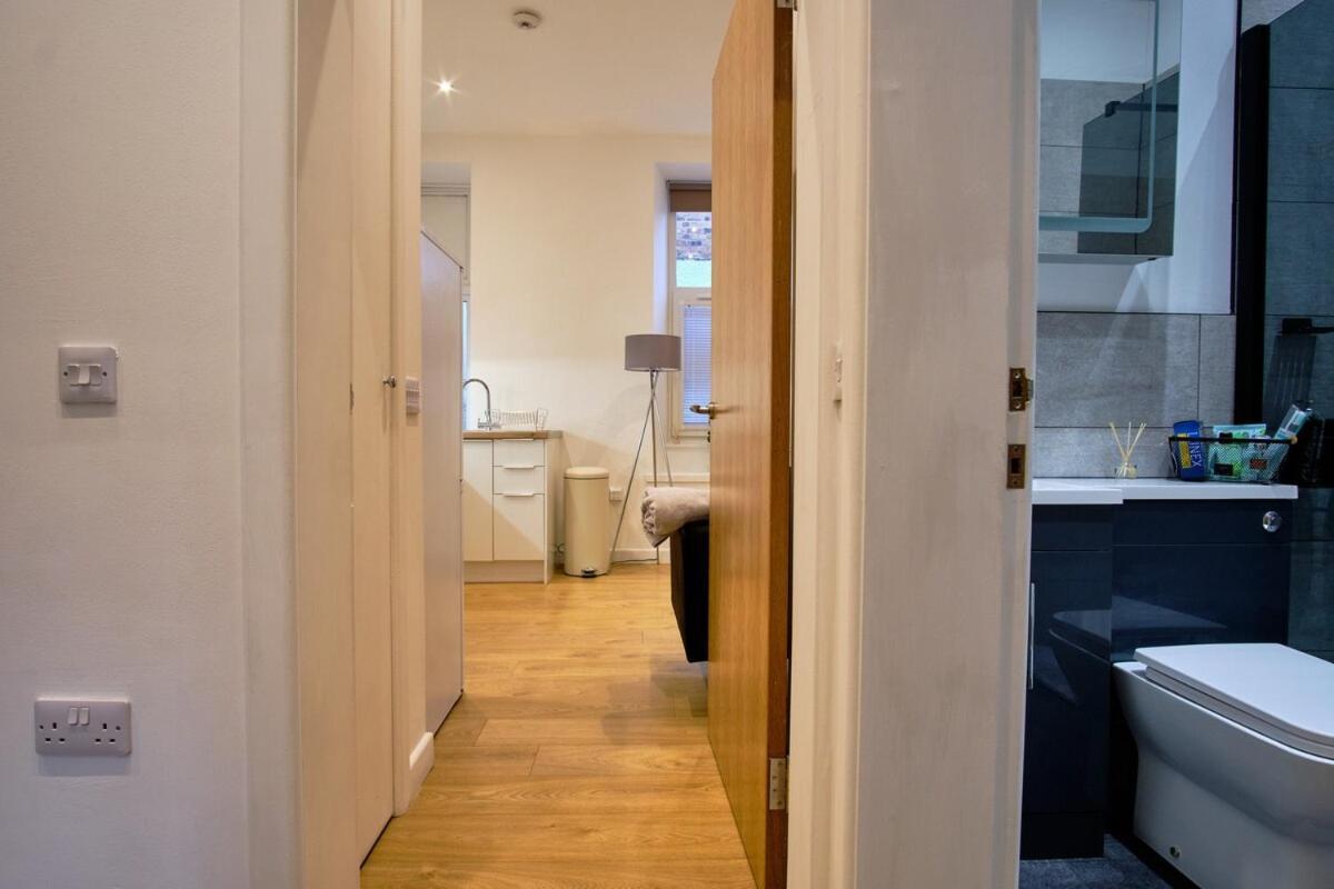 2 Bedroom, Newly-renovated, Comfortable Town Centre Apartment! Apartment