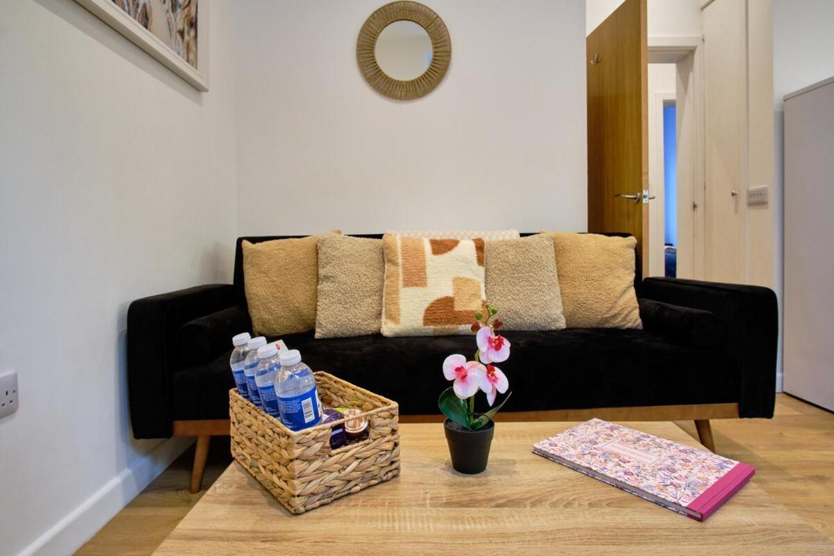 Apartment 2 Bedroom, Newly-renovated, Comfortable Town Centre Apartment!