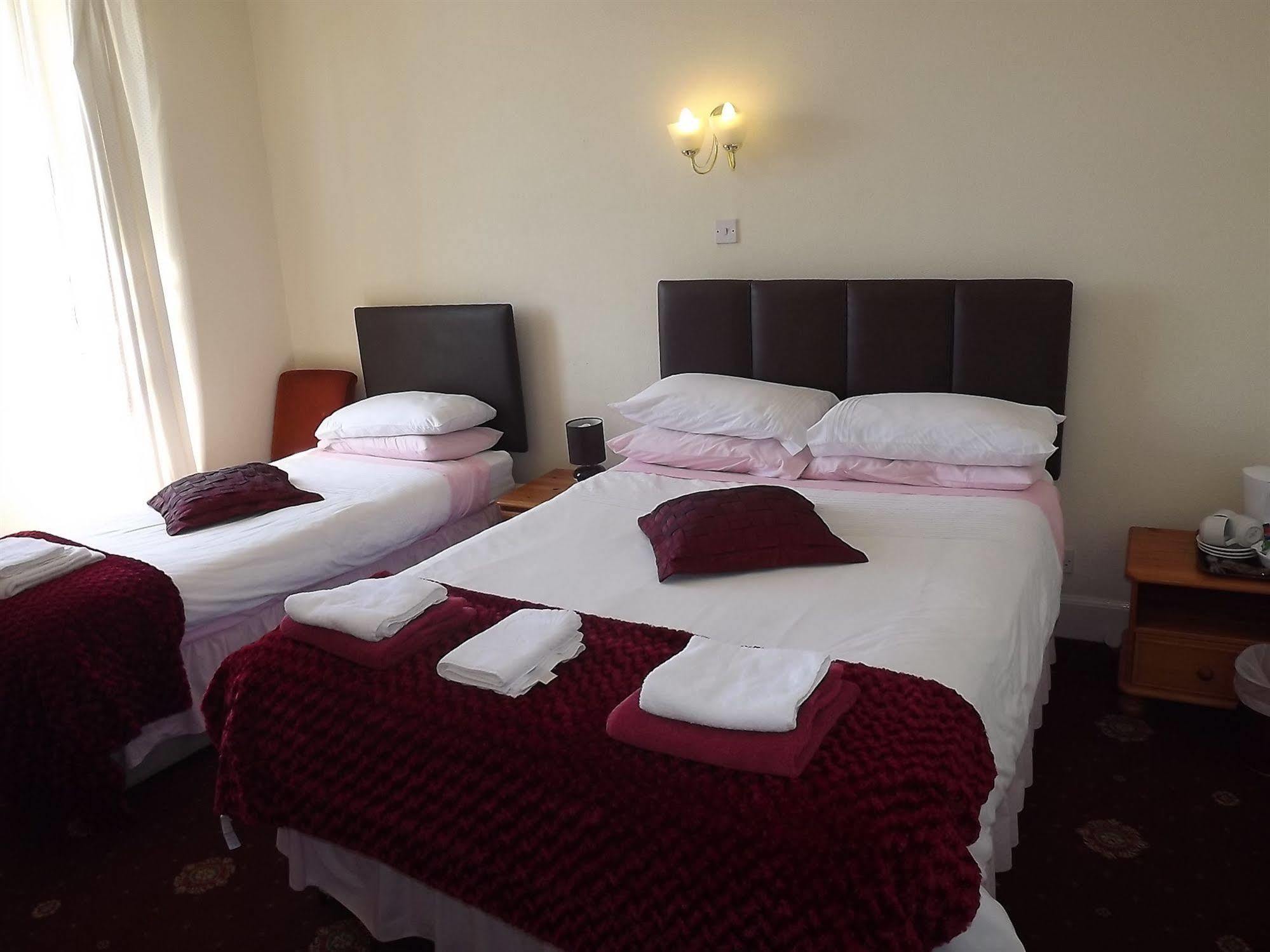 Palace - Small 3*