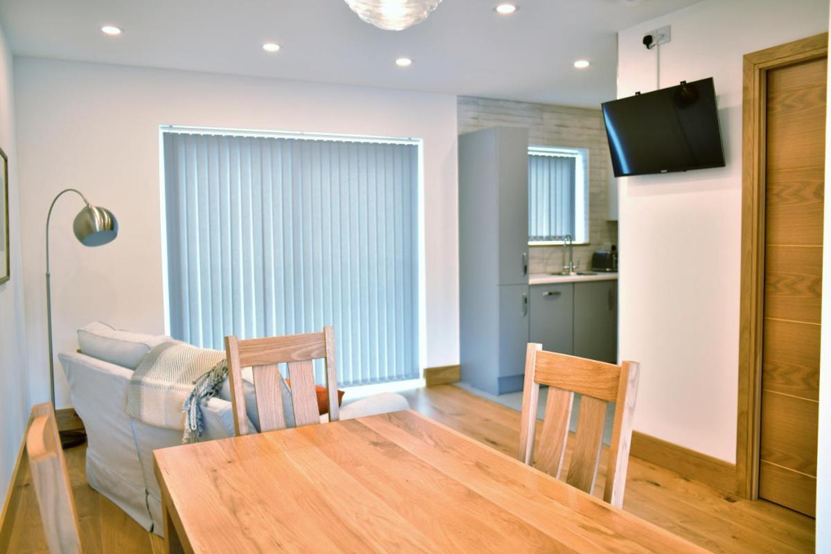 Apartment Red Watch *