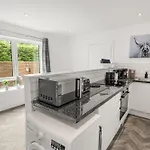Beautiful 1 Bedroom Apt With Private Patio And Free Parking