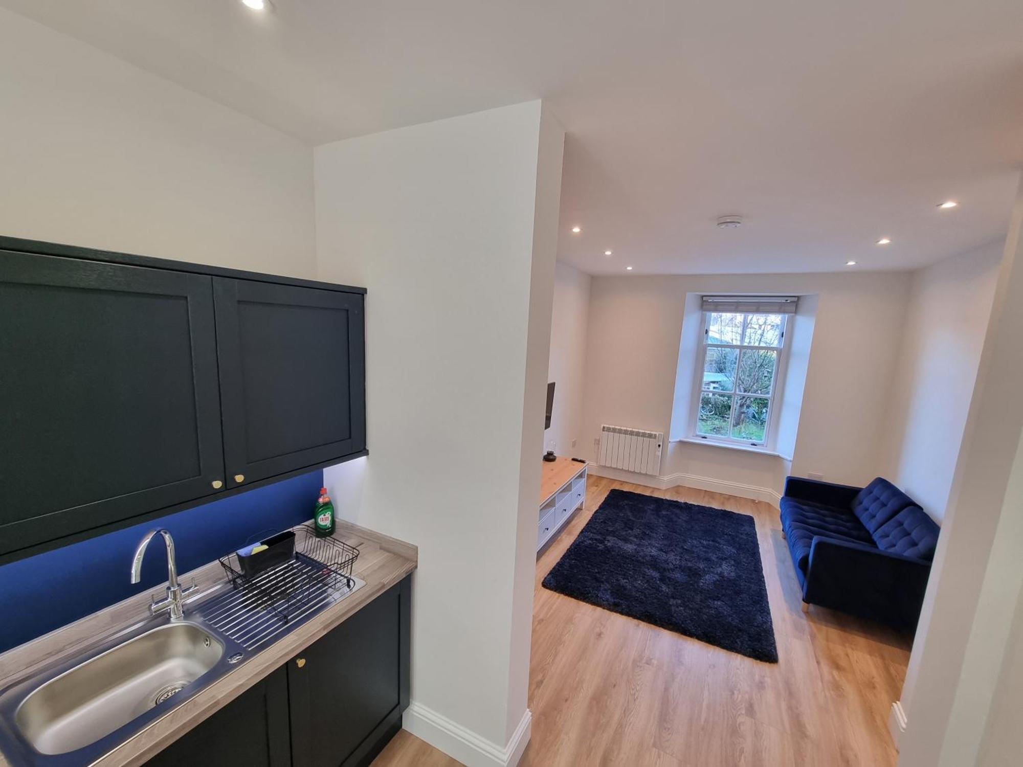 The Rail & Ferry Den Apartment *