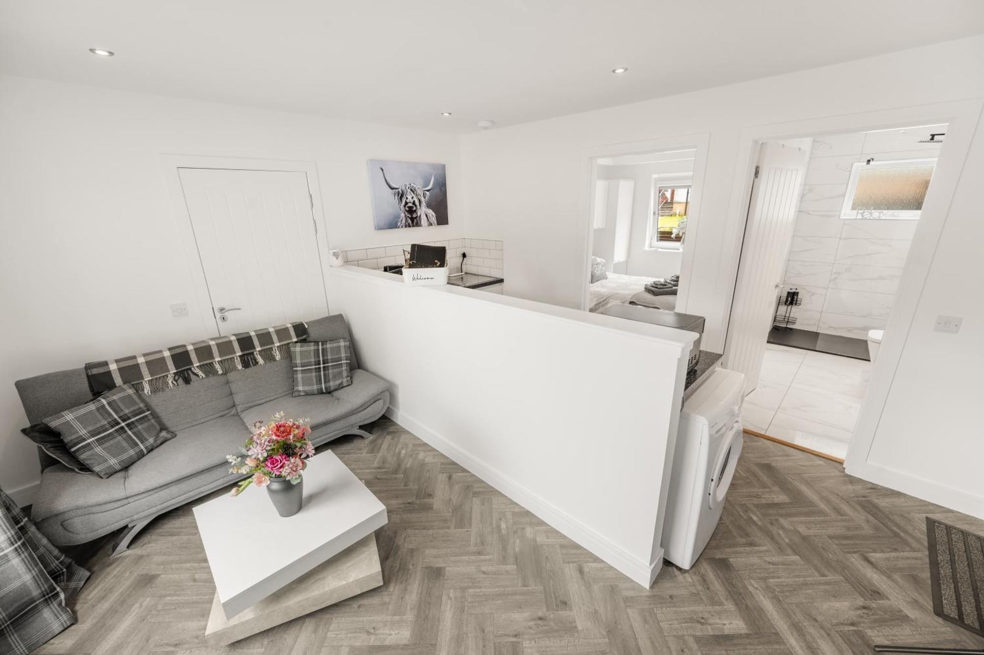 Beautiful 1 Bedroom With Private Patio And Free Parking Apartment *