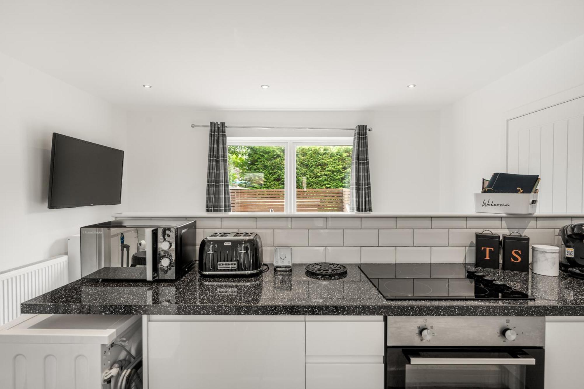 Beautiful 1 Bedroom With Private Patio And Free Parking * Oban