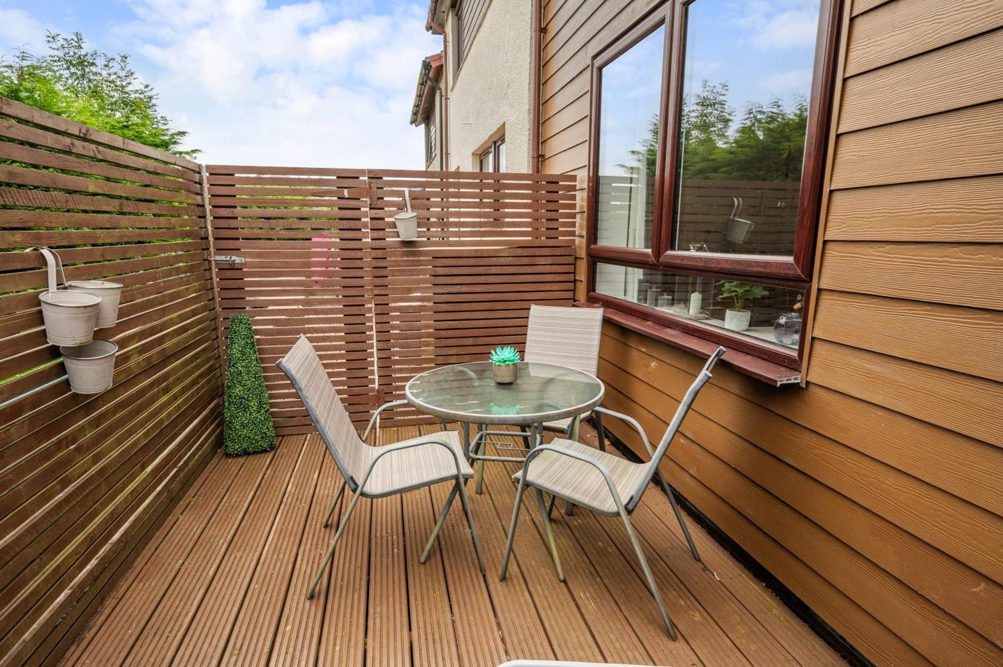 Beautiful 1 Bedroom With Private Patio And Free Parking Apartment Oban
