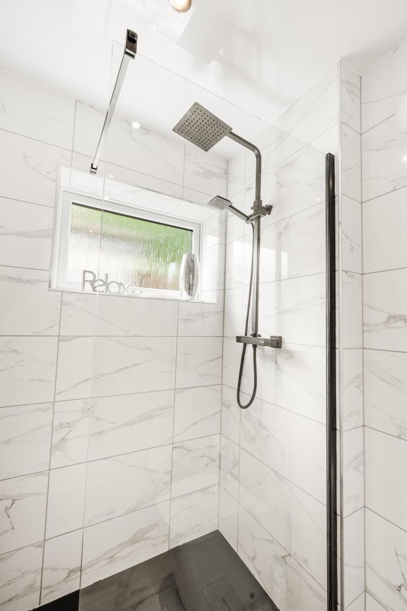 Beautiful 1 Bedroom With Private Patio And Free Parking *