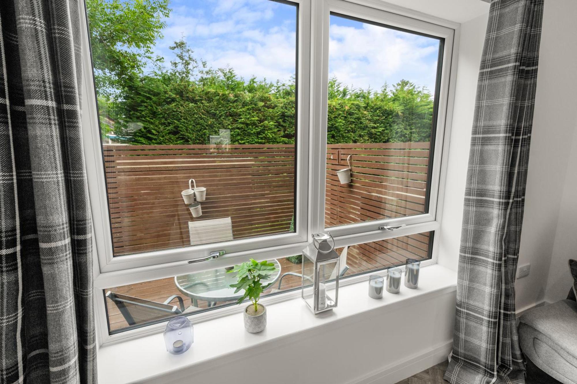 Beautiful 1 Bedroom With Private Patio And Free Parking Apartment
